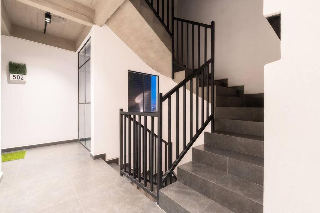 P102 Modern 3bdrm 2bath Private Balcony & Rooftop Apartment